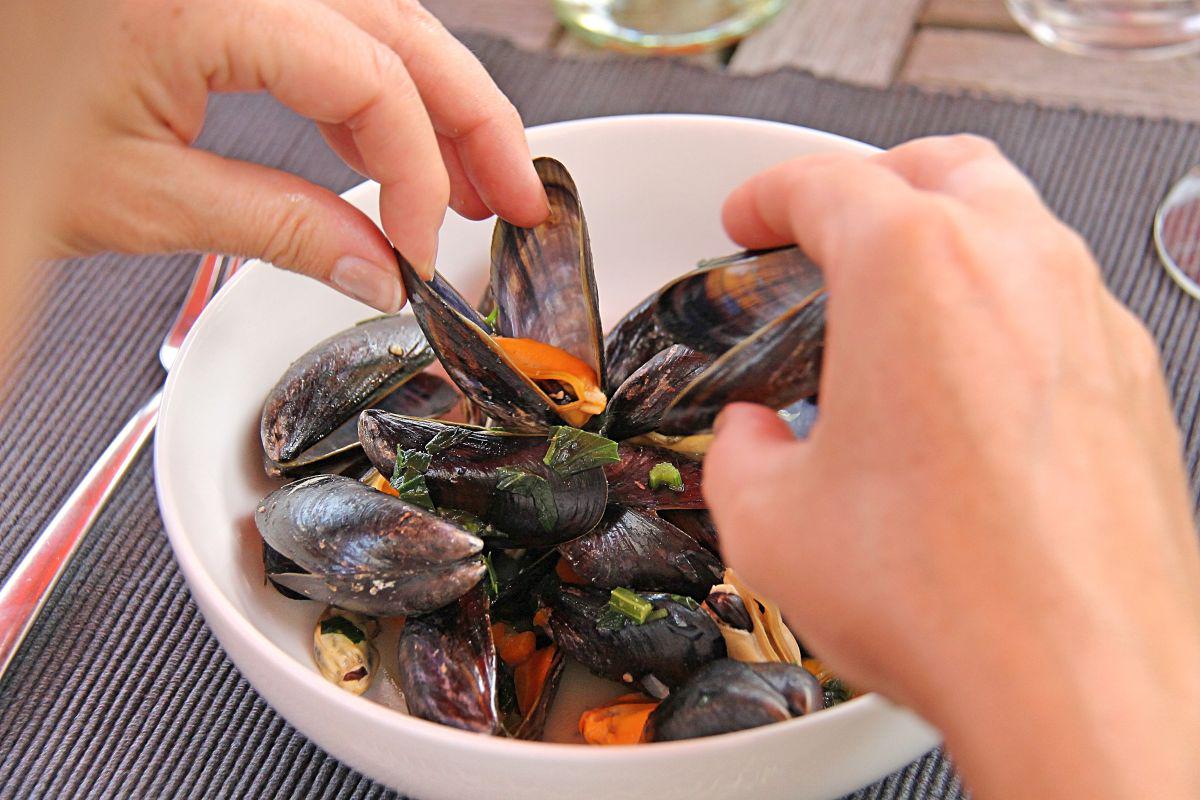 Mosselen met friet maken deel uit van de Belgische culinaire traditie Mosselen eten | © VLIZ (Leontien De Wulf)